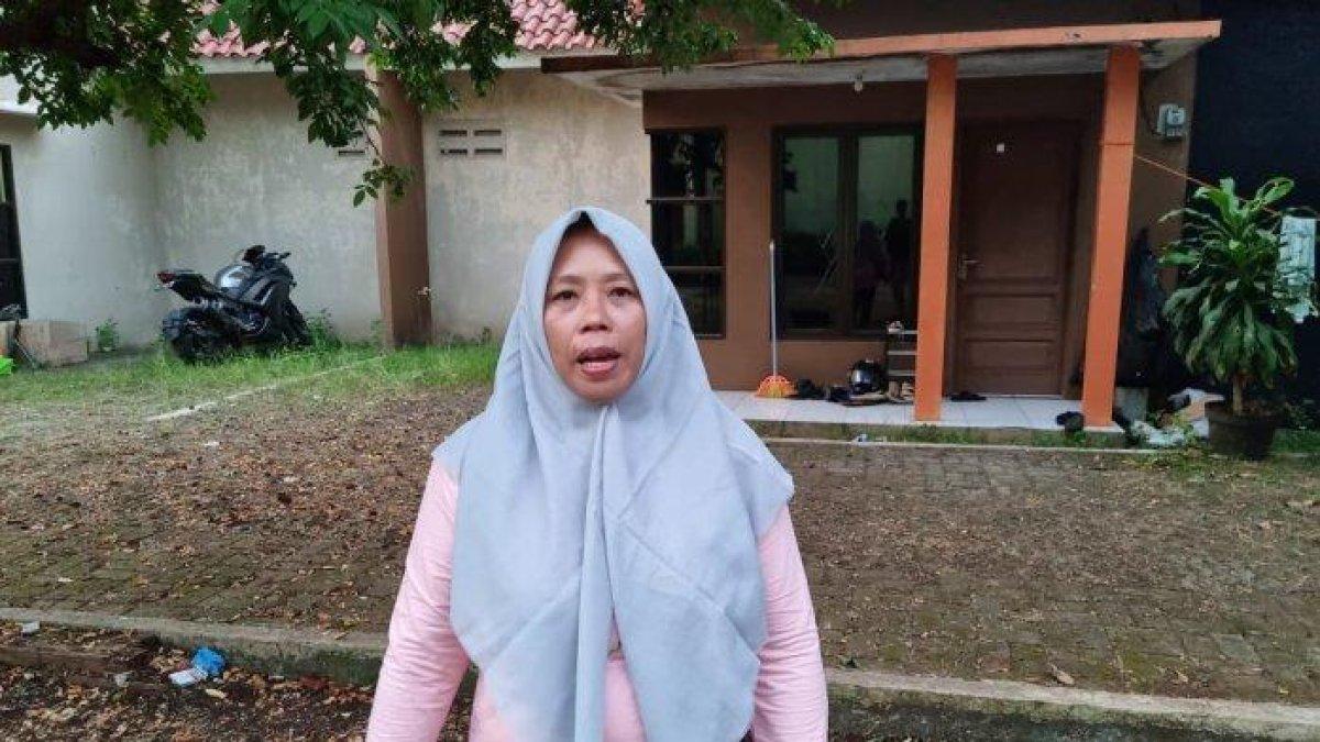 Sunarsih, penjaga kosan yang ditinggali Altafasalya Ardnika Basya (23) sang pembunuh Mahasiswa UI. Sehari setelah insiden pembunuhan, Sunarsih sempat menagih biaya kosan kepada pelaku.