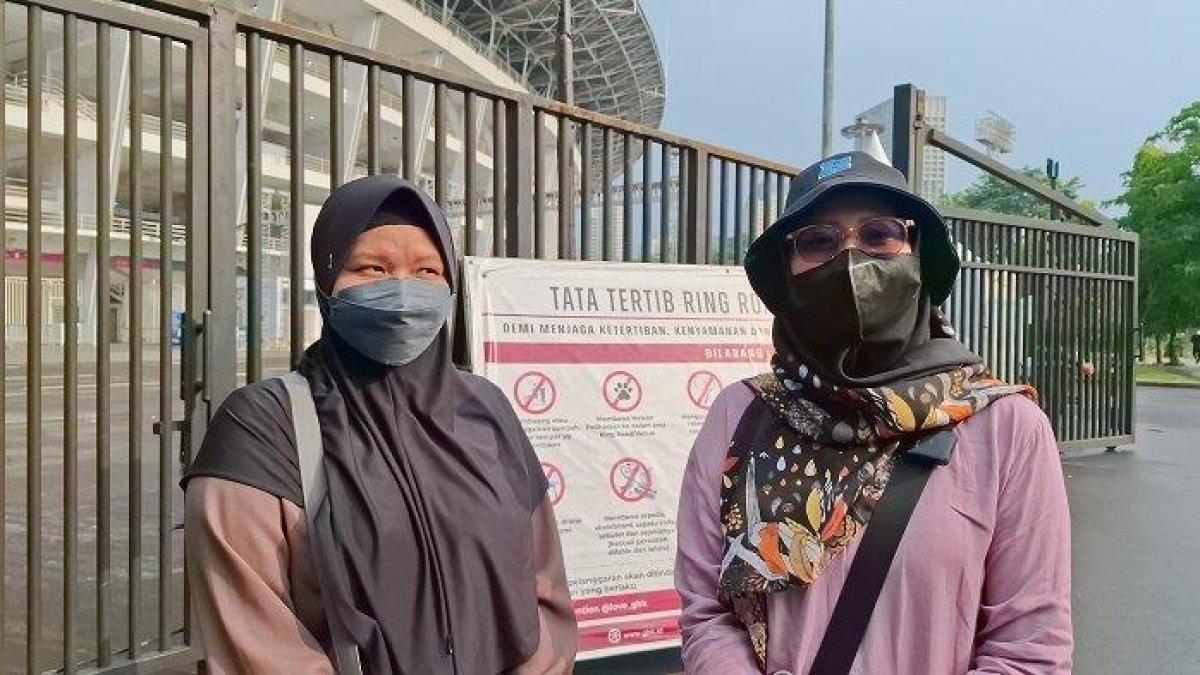 TIMNAS INDONESIA - Kartika (kanan) dan kakaknya, Tini (kiri) wanita asal Kalimantan berjuang mati-matian untuk mendapatkan tiket pertandingan Timnas Indonesia vs China saat ditemui di Stadion Utama Gelora Bung Karno (SUGBK), Jakarta, Rabu (3/6/2025). Mereka sudah mempersiapkan bagaimana pun caranya agar bisa menonton Jay Idzes cs bertanding.