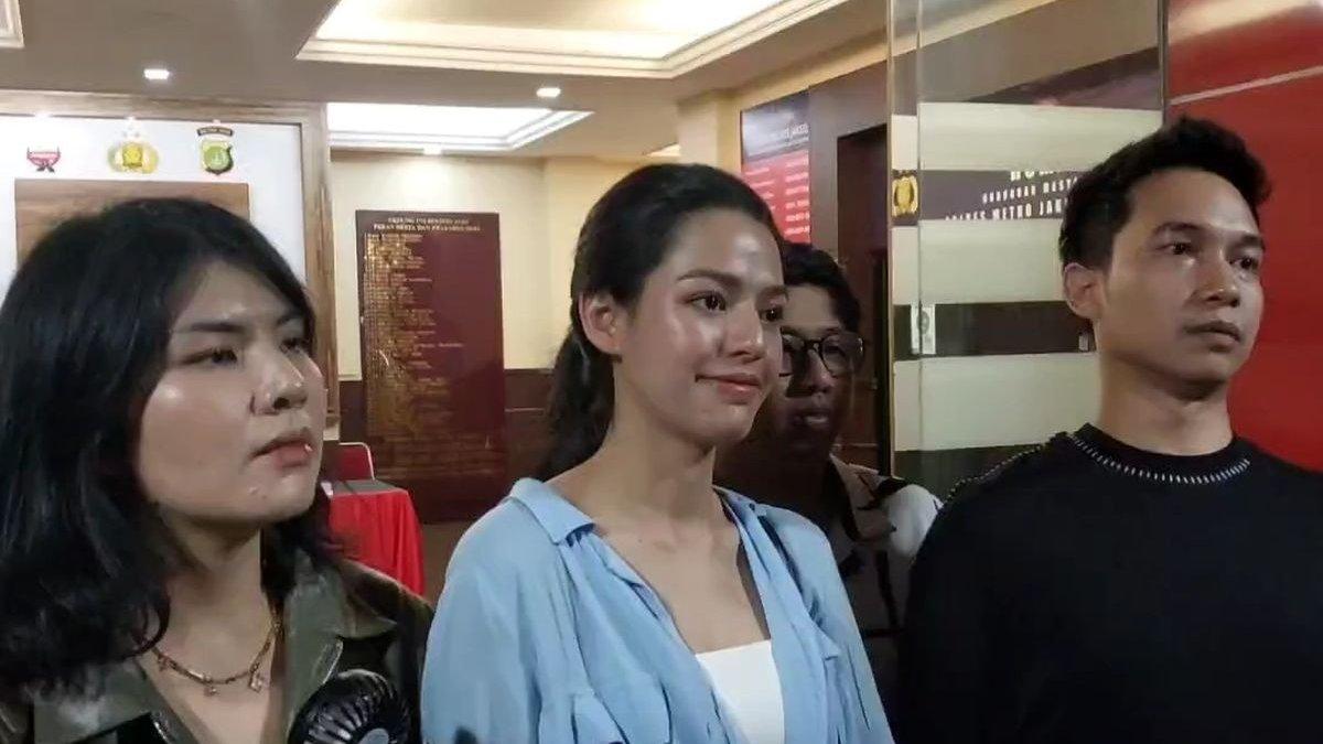 Artis Susan Sameh (tengah) saat berbicara di hadapan media di Polres Metro Jakarta Selatan perihal penipuan tiket Coldplay yang dideritanya, Rabu (15/11/2023).