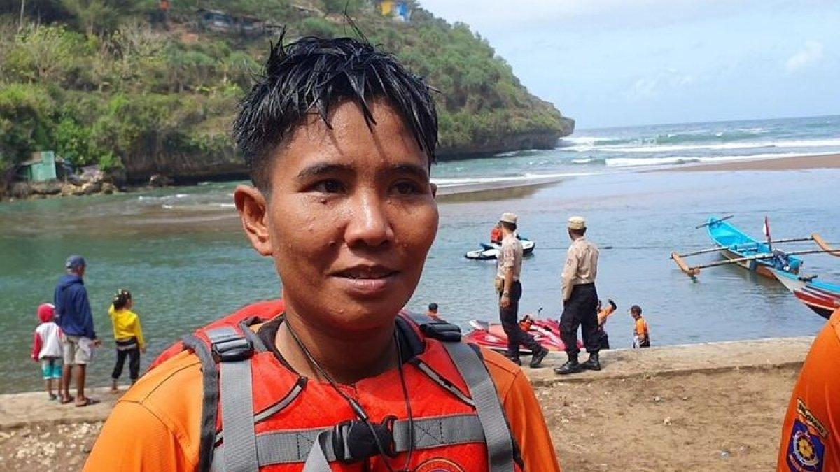 Susmiyati Pasukan pengibar bendera perempuan upacara bendera di tengah laut di Pantai Baron, Gunungkidul, DI Yogyakarta