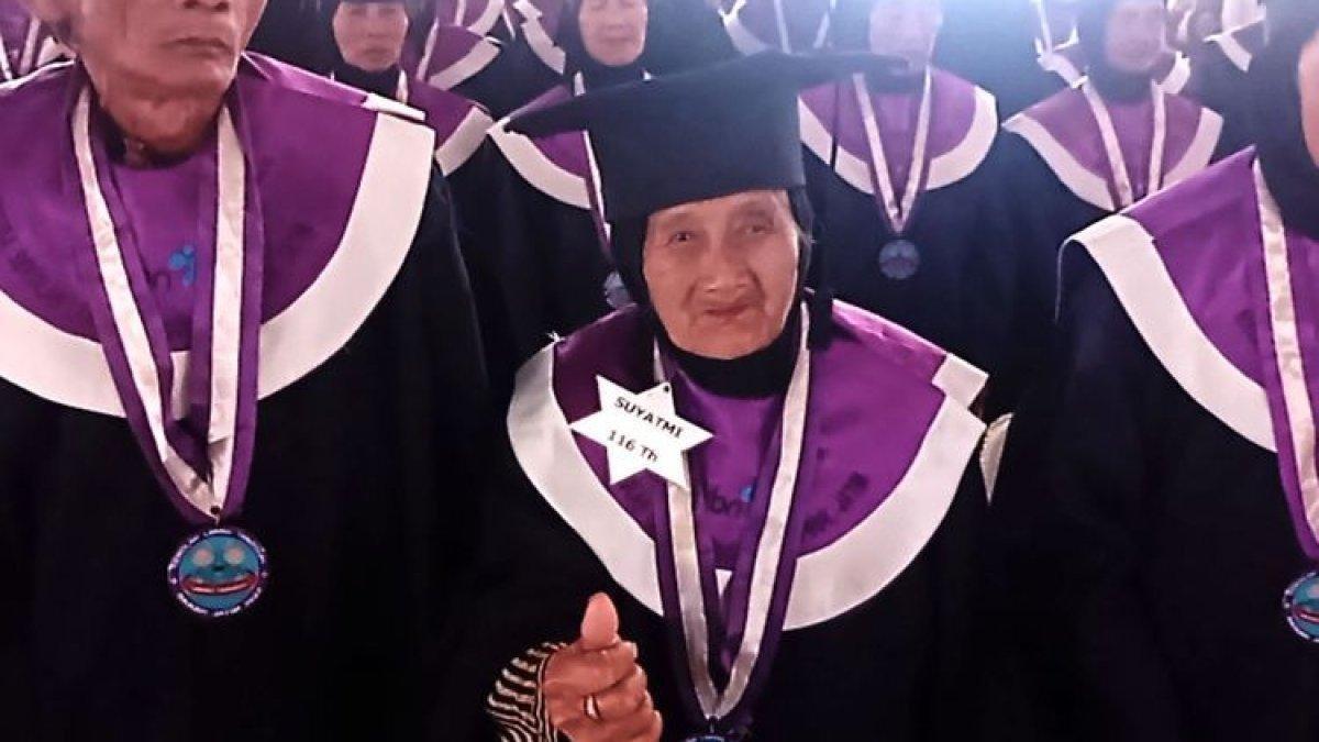 Suyatmi lansia 116 tahun yang diwisuda Bupati Magetan Suprawoto karena berhasil menempuh pendidikan selama 6 bulan dalan sekolah lanjut usia tangguh.