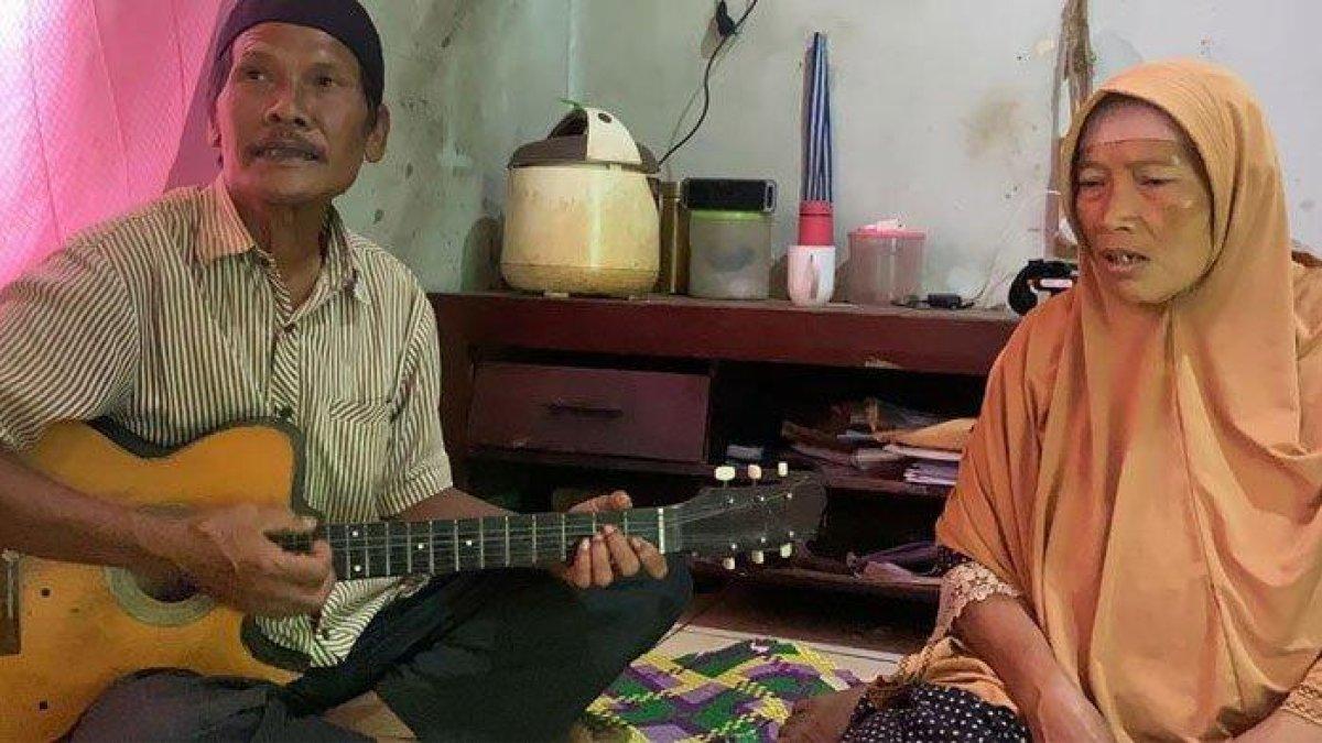 Syam Pernama bersama istri ketika berada di rumah mereka, Kamis (10/10/2024) siang.