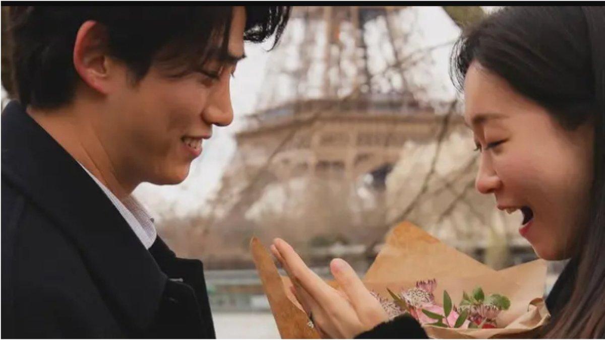 TAECYEON 2PM LAMAR KEKASIH -  Potret pria yang diduga Taecyeon 2PM telah melamar kekasihnya di Paris, Prancis pada April 2024.