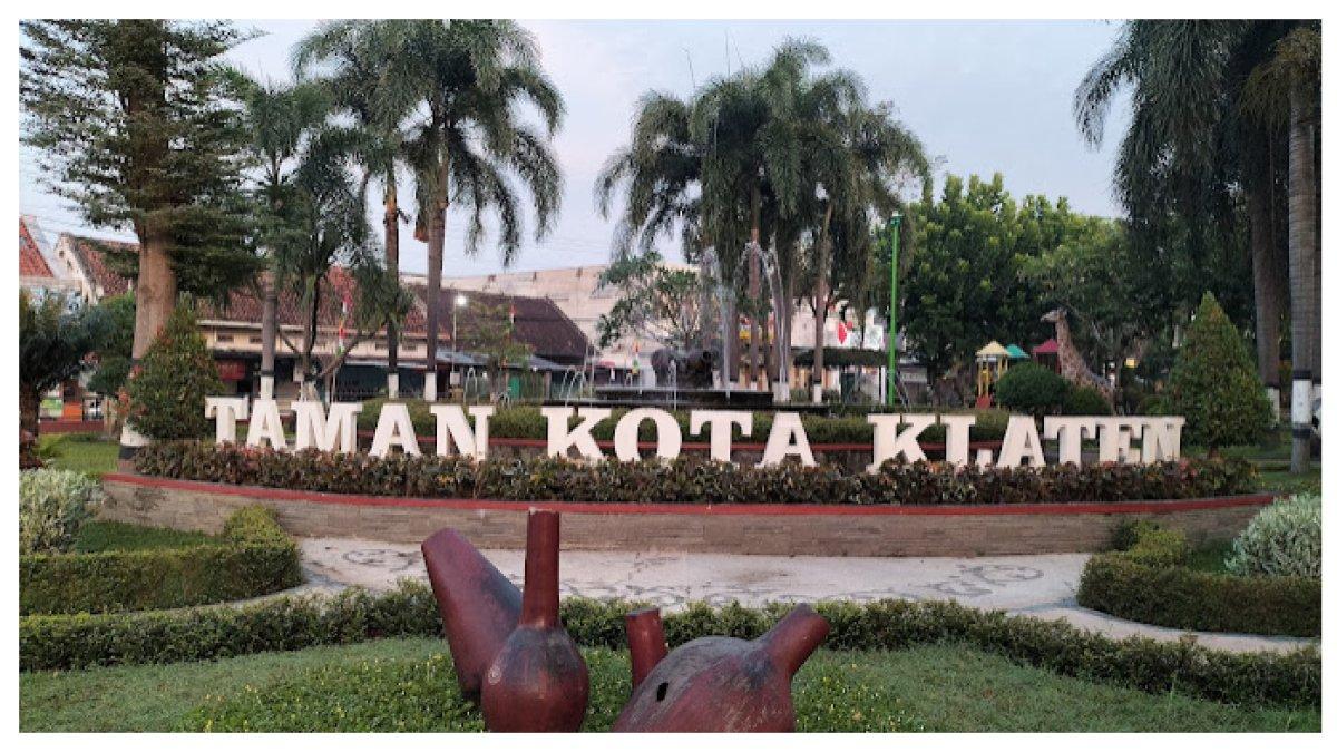 TAMAN KOTA KLATEN: Taman di Alun-Alun Kota Klaten
