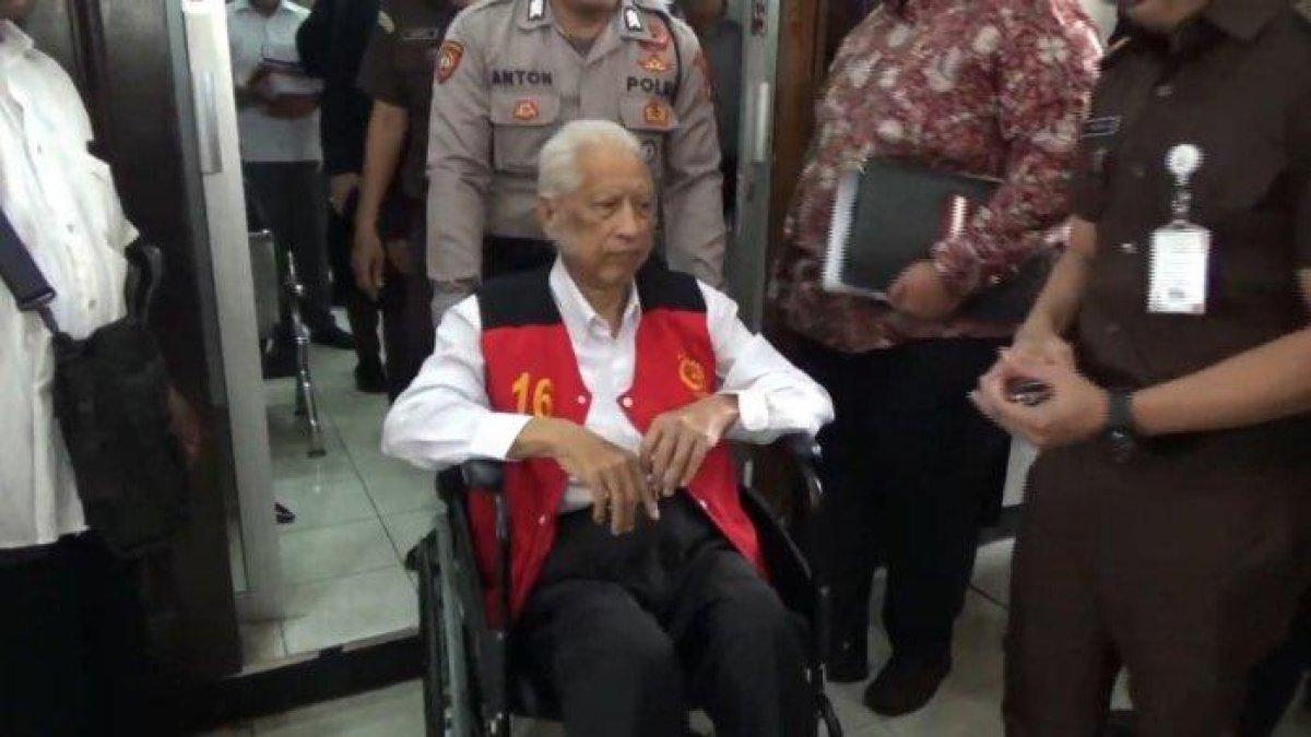 TED SIOENG DI KURSI RODA - Terdakwa kasus penggelapan dana Bank Mayapada Rp 203 miliar, Ted Sioeng seusai menjalani sidang di atas kursi roda, di Pengadilan Negeri Jakarta Selatan, Senin (3/2/2025).