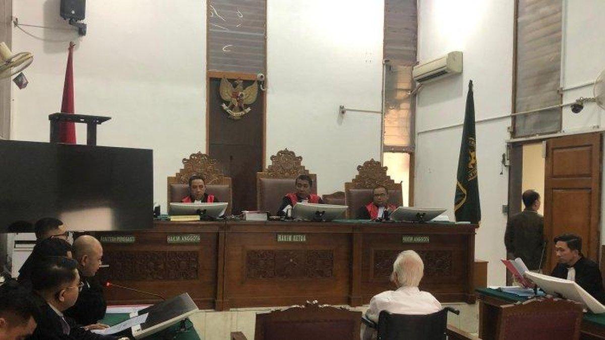 TED SIOENG DI PERSIDANGAN,- Ted Sioeng, pengusaha yang terlibat dalam kasus dugaan penipuan dan penggelapan.
