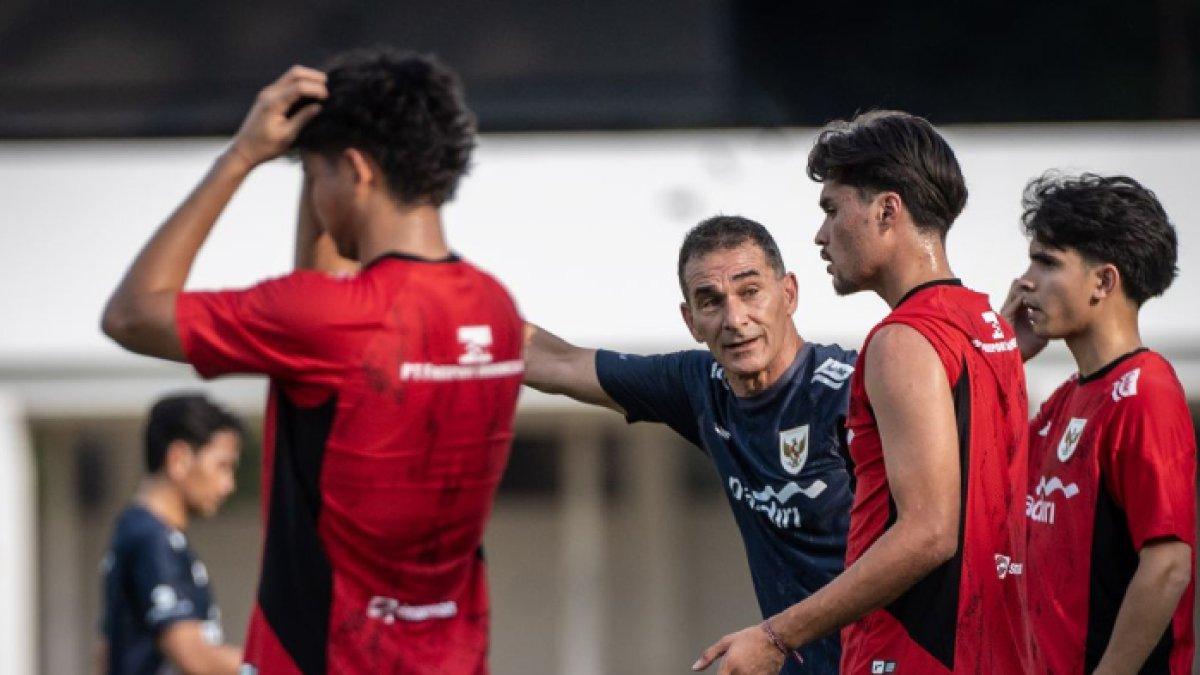 TIMNAS U23 INDONESIA - Pelatih Timnas U23 Indonesia Gerald Vanenburg memberikan arahan saat sesi latihan di Stadion Madya, Komplek GBK, Senayan, Jakarta, Senin (23/6/2025). Timnas U23 Indonesia akan melawan Filipina pada 18 Juli 2025.
