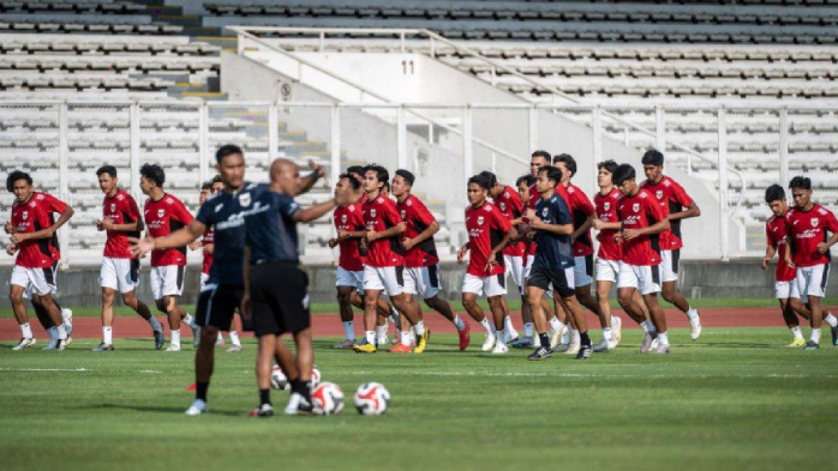 TIMNAS U23 INDONESIA - Sejumlah pesepak bola Timnas U23 Indonesia mengikuti sesi latihan di Stadion Madya, Komplek GBK, Senayan, Jakarta, Senin (23/6/2025).