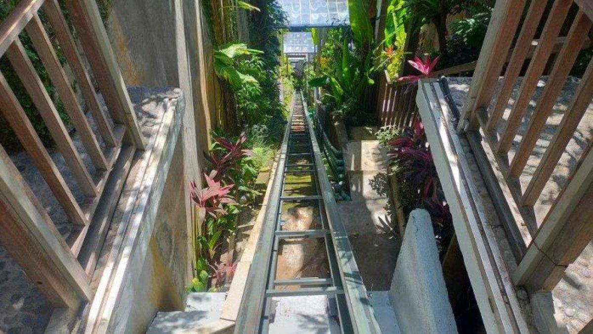 TKP - Jalur lift terbuka di sebuah resort, Desa Kedewatan, Ubud, Gianyar yang menewaskan lima orang pegawainya, Jumat (1/9) siang. Tali sling lift tersebut putus dan lift jatuh menghunjam tanah.