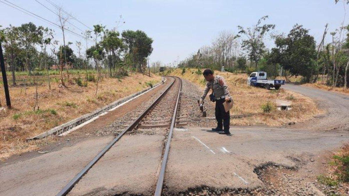 TKP kecelakaan motor vs kereta api di Desa Tigasan Kulon, Kecamatan Leces