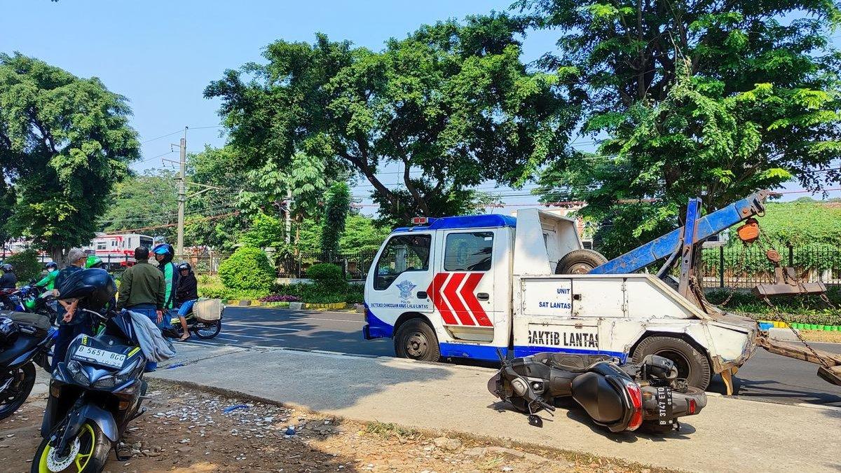 TKP tabrakan truk bata dengan tujuh motor di kawasan Lenteng Agung, Jakarta Selatan, Selasa (22/8/2023)