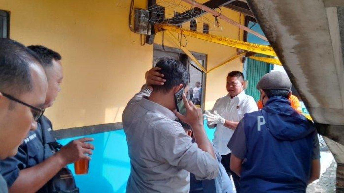 Polisi melakukan olah tempat kejadian perkara (TKP) di lokasi penemuan jasad wanita muda di Kontrakan Kp. Kamurang RT 01 RW 01 Desa Cikedokan Kecamatan Cikarang Barat, Kabupaten Bekasi pada Senin (12/2/2024)