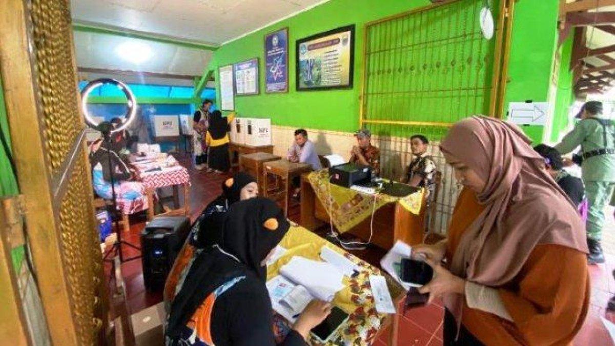 TPS 12 yang berada di SDN Watesalit 02 menghias TPS dengan suasana warung pecel lele