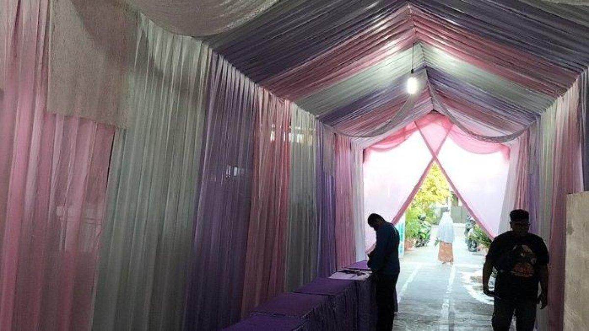 TPS 156 di Kelurahan Aren Jaya, Kecamatan Bekasi Timur mengusung konsep valentine atau hari kasih sayang.