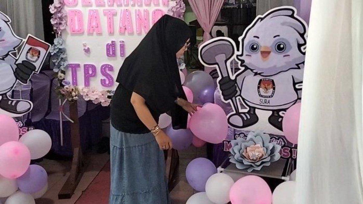 TPS 156 di Kelurahan Aren Jaya mengusung konsep unik bernuansa Valentine.