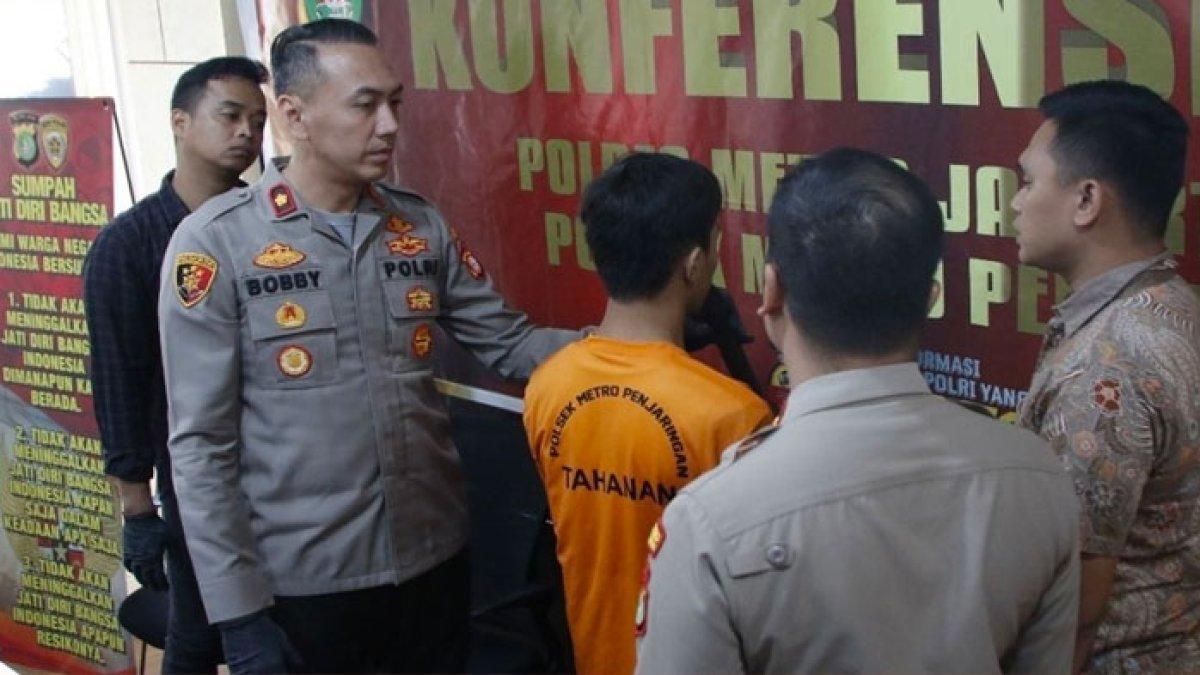 TW (23), tersangka yang merekrut para wanita sebagai pekerja seks komersial (PSK) saat dihadirkan dalam konferensi pers di Mapolsek Penjaringan.()