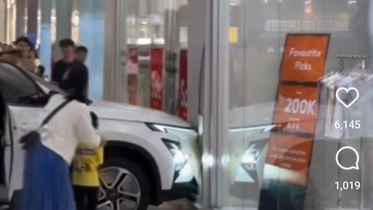 Tak sengaja injak gas, bocah tabrakkan mobil yang dipamerkan di mall Kelapa Gading