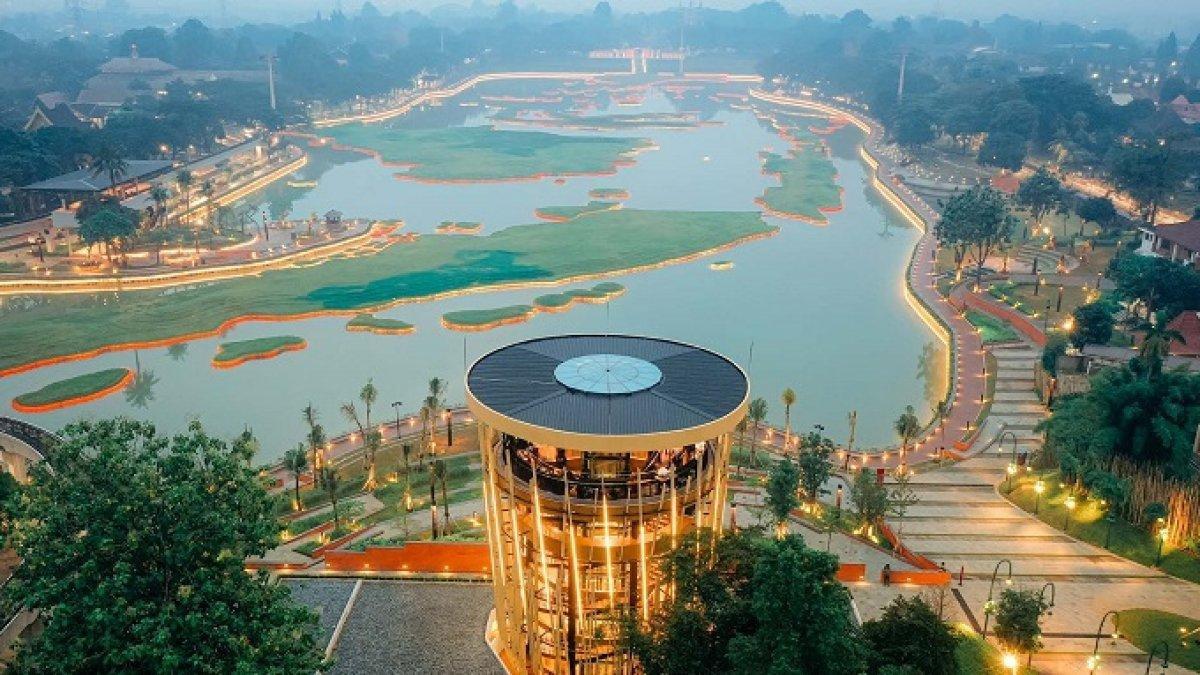 Taman Mini Indonesia Indah (TMII) merupakan tempat wisata di Jakarta Timur yang menarik untuk dikunjungi. Dengan wajah baru usai direvitalisasi, Presiden Jokowi berharap TMII dapat menjadi ikon besar pariwisata di Indonesia.