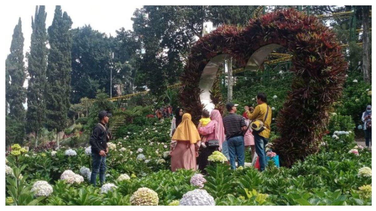 TAMAN REKREASI SELECTA - Taman Rekreasi Selecta di Kota Batu, Jawa Timur, menawarkan beragam spot dan wahana menarik yang siap memanjakan pengunjung.