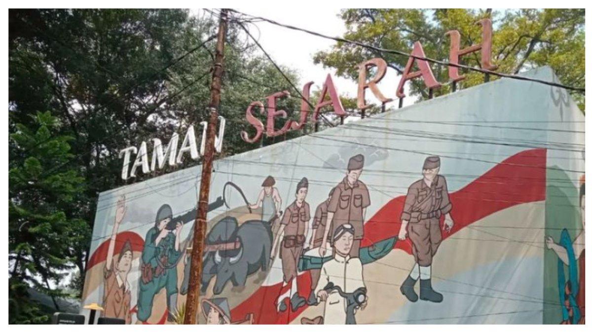 TAMAN SEJARAH BANDUNG - Taman Sejarah Bandung menawarkan edukasi sejarah dengan mural tokoh penting, area bermain anak, dan suasana nyaman. Cocok untuk liburan Lebaran 2025.