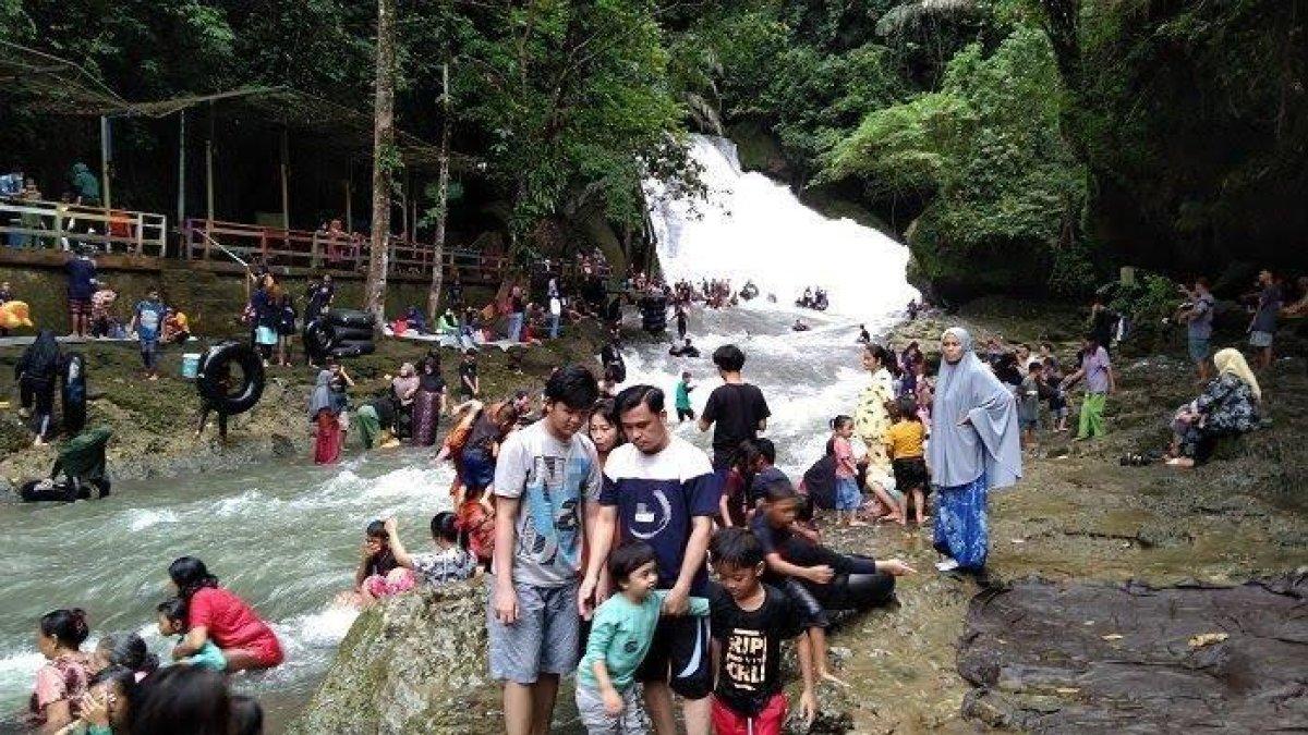 Taman Wisata Alam Bantimurung Maros dipadati pengunjung yang hendak menikmati libur lebaran Idul Fitri