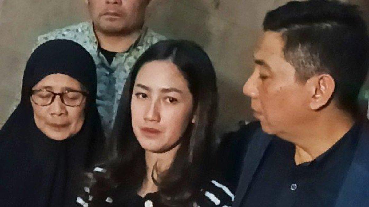 Pemain film dan sinetron Tamara Tyasmara dan Ristya Aruni, ibunya, ditemani pengacara Sandy Arifin di Polda Metro Jaya, Semanggi, Jakarta Selatan, Senin (19/2/2024) malam.