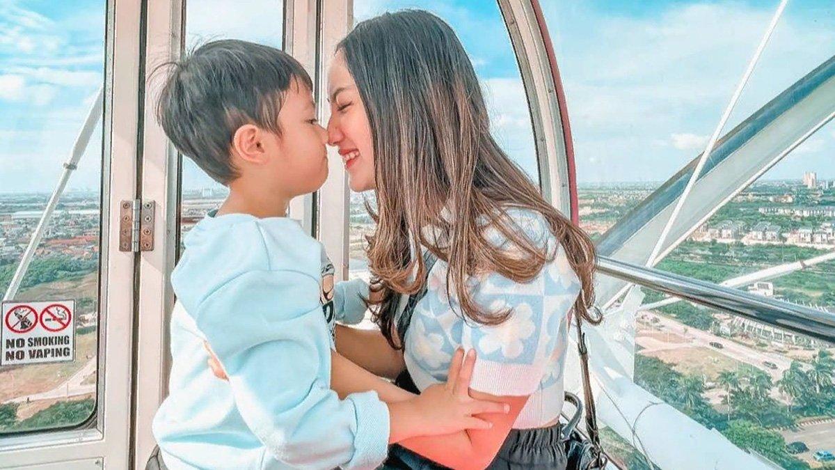 Tamara Tyasmara dan anak semata wayangnya, Dante.