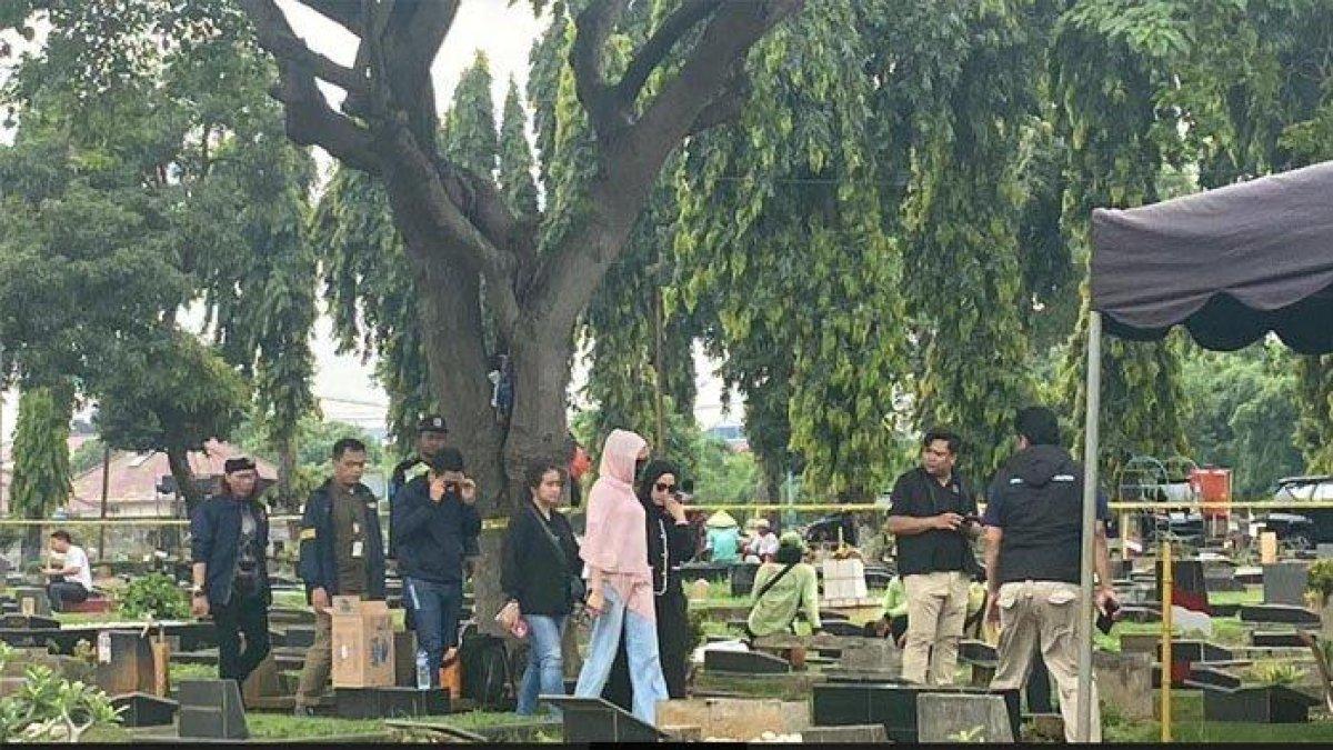 Tamara Tyasmara (terlhat memakai baju dan kacamata hitam) saat tiba di TPU Jeruk Purut, Jakarta Selatan jelang proses ekshumasi jenazah putranya, Selasa (6/2/2024).