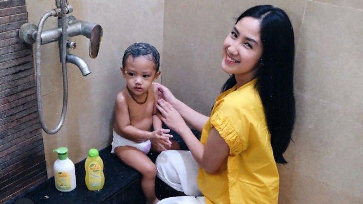 Tamara sedang memandikan anaknya, Dante.