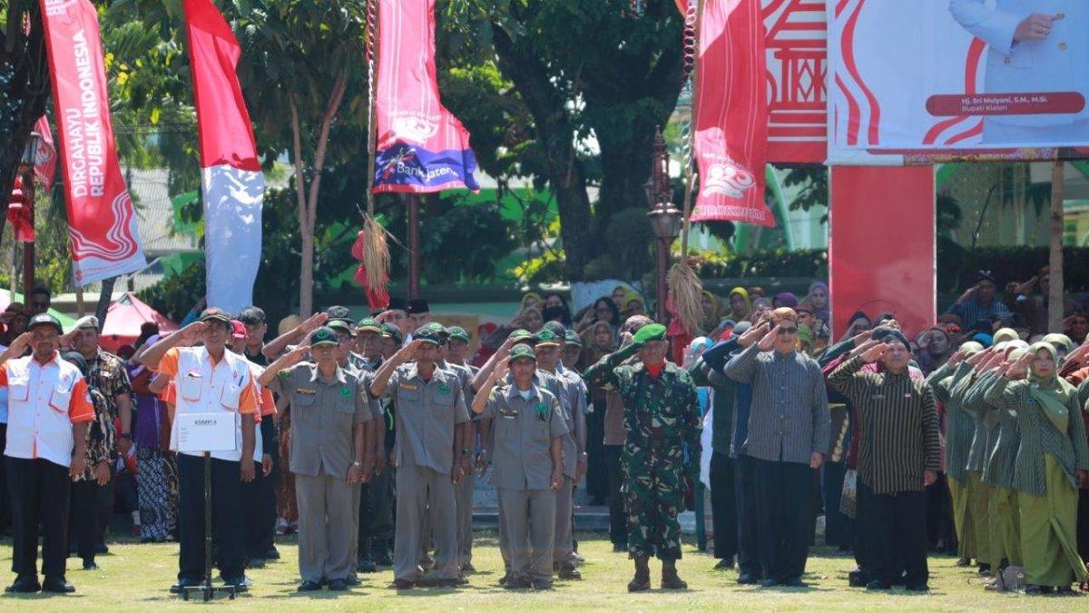 Tamu undangan mengenakan busana adat pada Upacara HUT ke-79