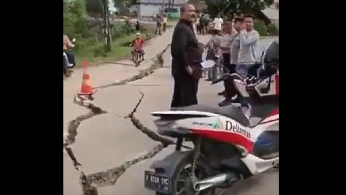 Tanah bergerak di Sukamukti, Bojongmangu, Bekasi.