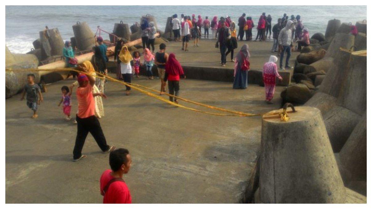 TANDA PEMBATAS - Meskipun sudah ada tanda peringatan untuk tidak melintas di area berbahaya, pengunjung Pantai Glagah di Kulon Progo tetap nekat mendekati ombak besar pantai selatan.