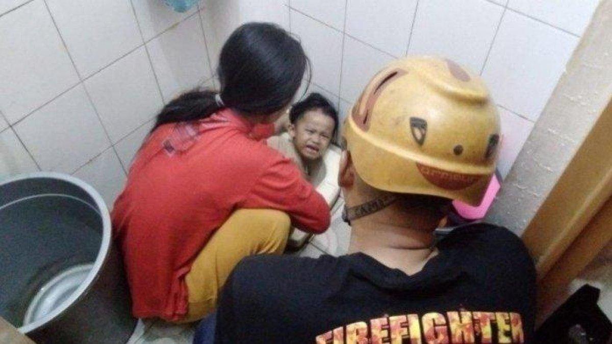Tangan balita di Cimahi nyangkut lubang kloset duduk, 2 jam baru bisa dikeluarkan