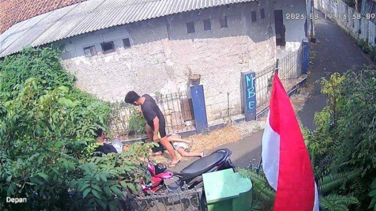 Tangkap layar rekaman CCTV seorang anak di bawah umur jadi korban penganiayaan di Jalan Lontar, Lenteng Agung, Jagakarsa, Jakarta Selatan, Sabtu (19/8/2023) siang. Pelaku dan korban ternyata tetanggaan.