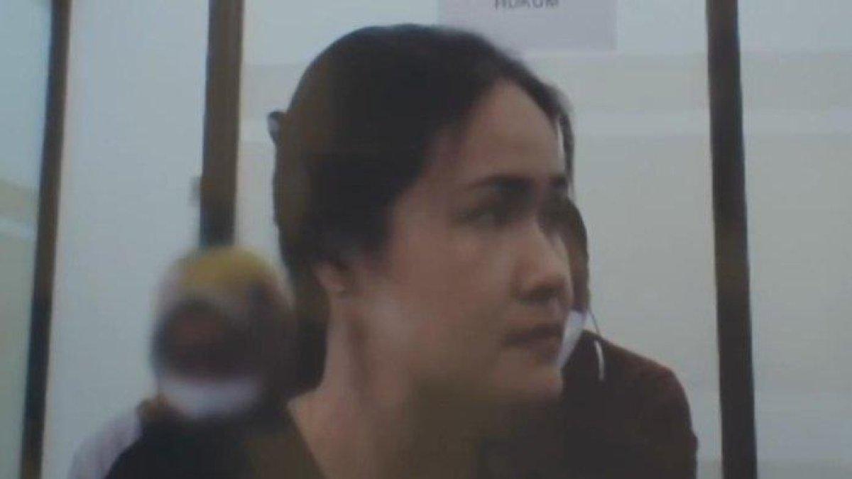 Jessica Wongso sedang menengok ke petugas lapas karena ia bingung percakapannya dengan kru film tiba-tiba disetop, hal itu terjadi di Lapas Pondok Bambu, Lapas wanita Jakarta kelas II A saat sedang wawancara film dokumenter 'Ice Cold: Murder, Coffee and Jessica Wongso' yang tayang di Netflix