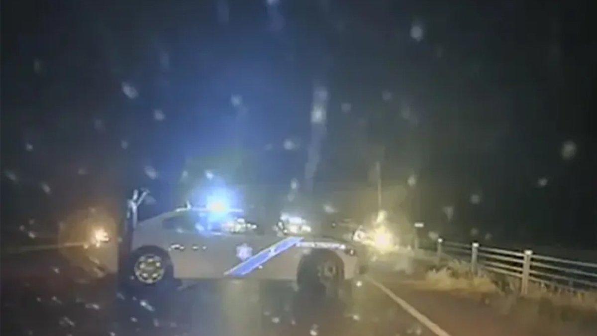 Tangkapan layar dari video kamera dasbor mobil polisi menunjukkan, kendaraan Kopral Thomas Hubbard salah menabrak mobil saat mengejar tersangka di Interstate 40 pada Minggu (17/9/2023) sekitar pukul 20.30 waktu setempat.