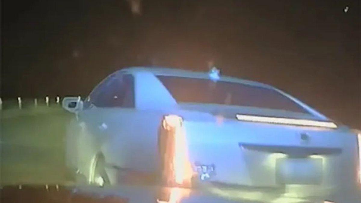 Tangkapan layar dari video kamera dasbor mobil polisi menunjukkan, kendaraan Kopral Thomas Hubbard salah menabrak mobil saat mengejar tersangka di Interstate 40 pada Minggu (17/9/2023) sekitar pukul 20.30 waktu setempat.