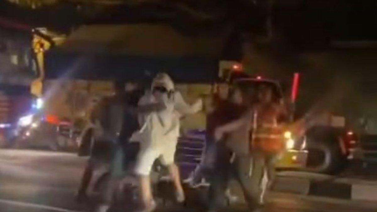 Tangkapan layar insiden pemotor yang coba menghalangi laju bus ngeblong di Lamongan, Jawa Timur, yang diunggah di Instagram