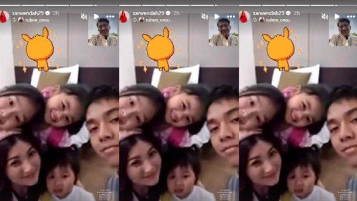 Tangkapan layar insta story Sarwendah bersama anak-anaknya video call Ruben Onsu.