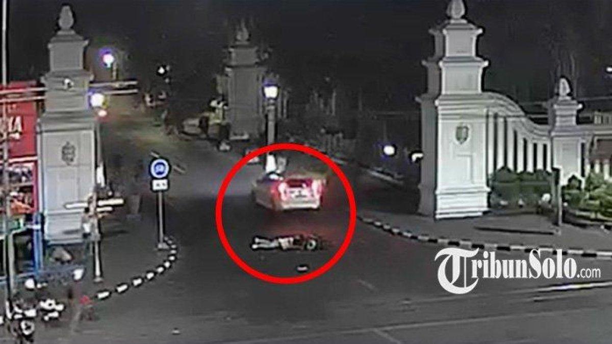 Tangkapan layar kejadian dugaan tabrak lari di kawasan Gapura Gladag Solo