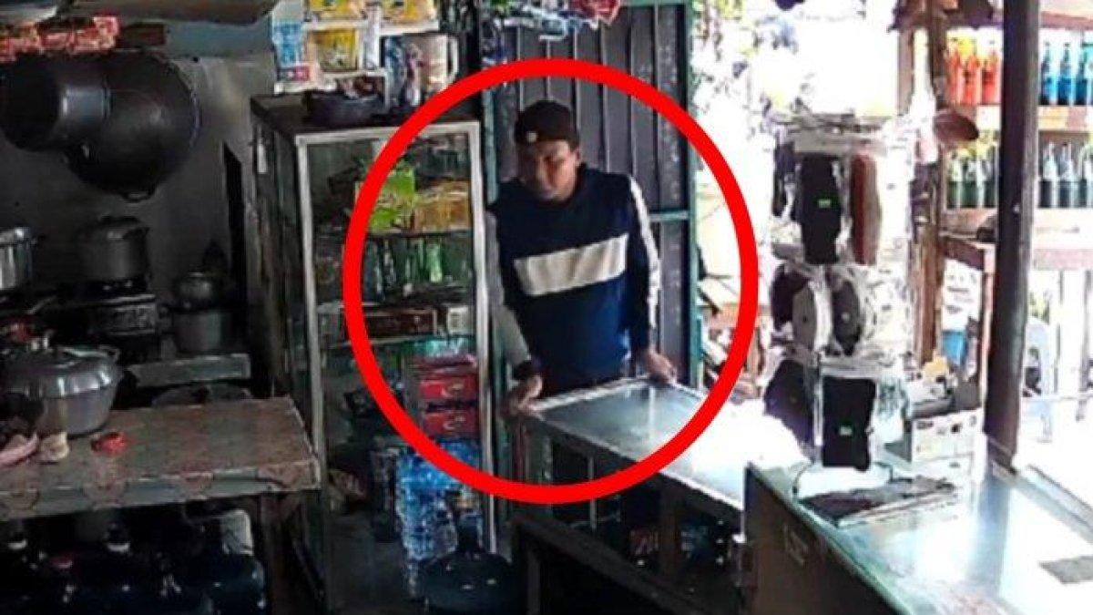 Tangkapan layar maling handphone beraksi di Jalan Sungai Bambu, Tanjung Priok, Jakarta Utara, Senin (6/11/2023).