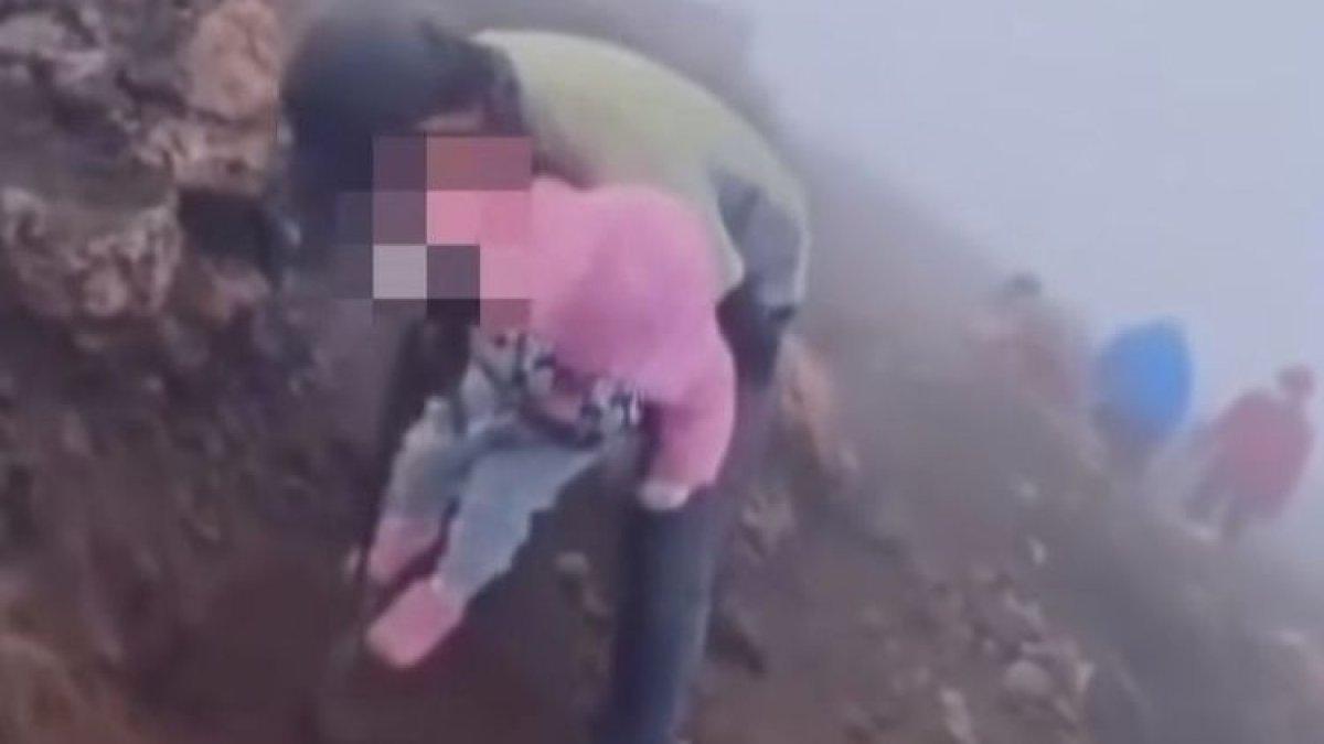 Tangkapan layar pendaki sedang berada di puncak Gunung Kerinci bersama anaknya yang masih balita
