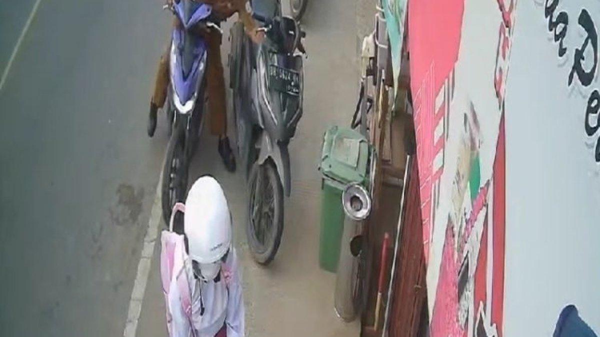 Tangkapan layar rekamam CCTV pria berseragam mencuri HP siswi SMA