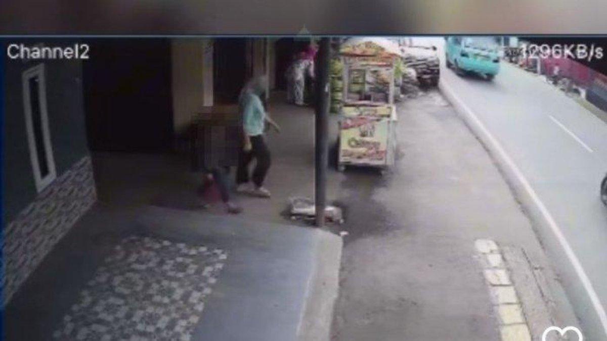 Tangkapan layar video viral emak-emak yang diduga mencuri uang