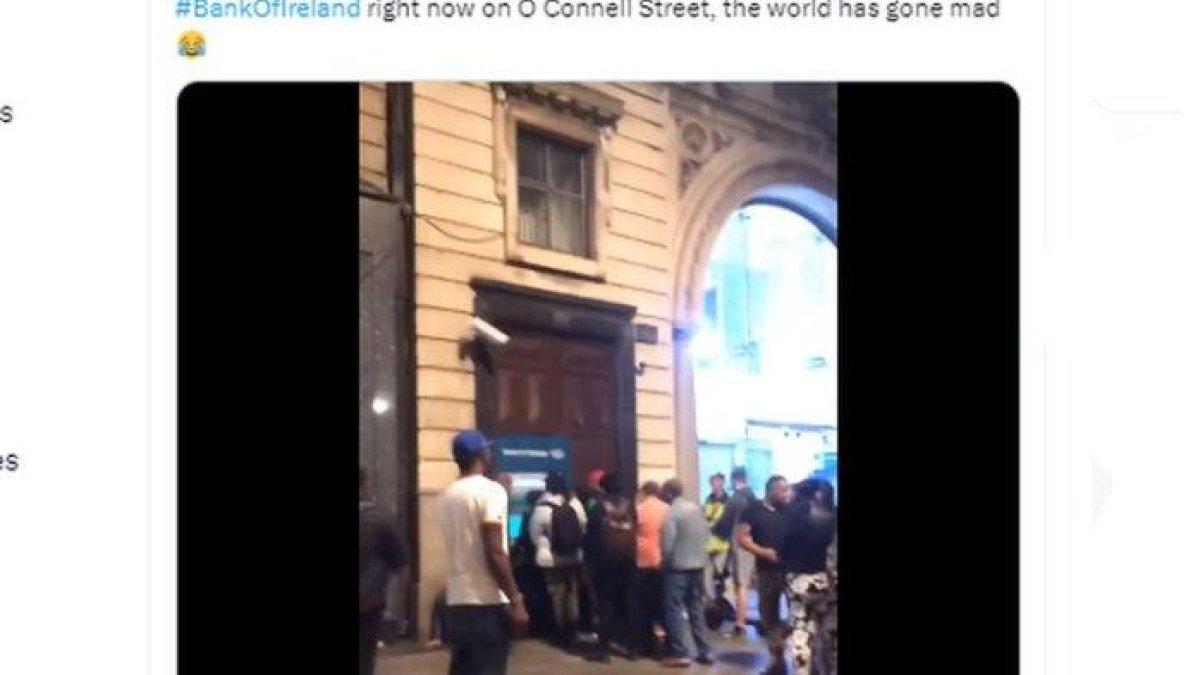 Tangkapan layar video yang merekam warga Irlandia mengantre di depan mesin ATM eror.