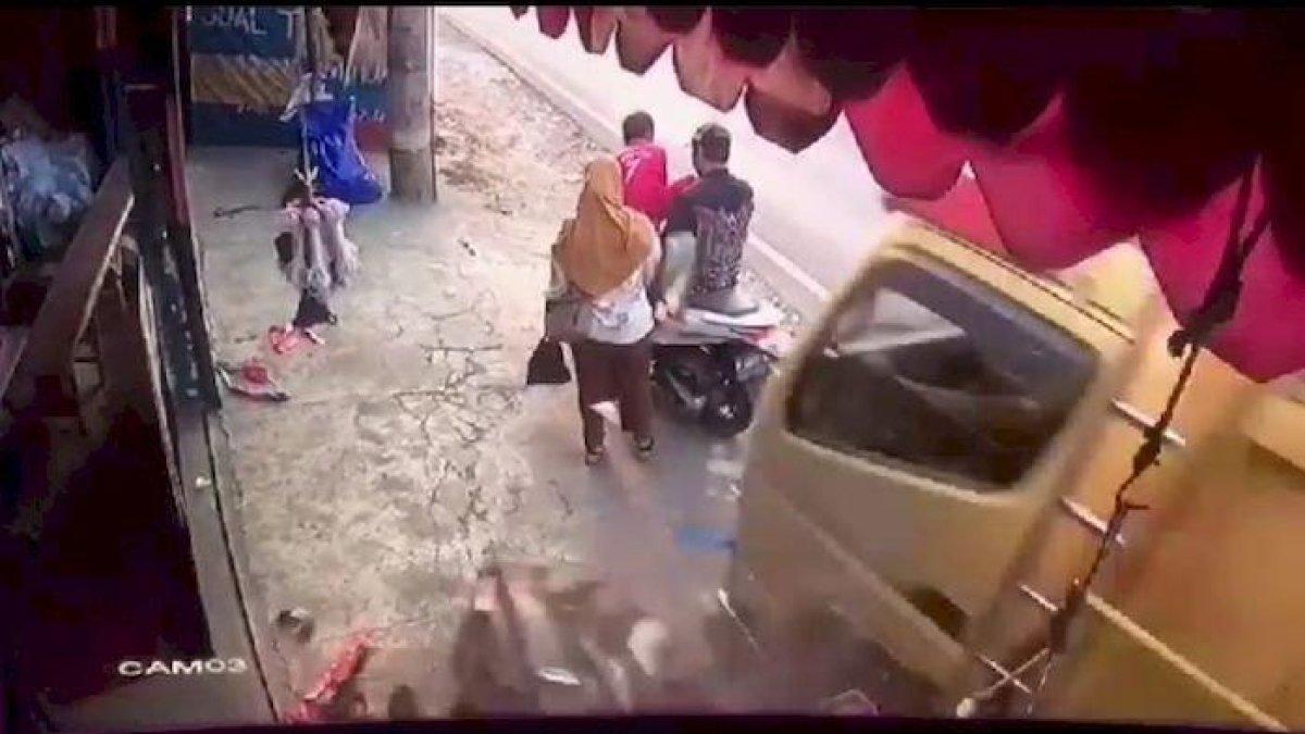Tangkapan video detik-detik kecelakaan satu keluarga ditabrak truk di jalan Sukabumi - Bogor, tepatnya di Kampung Cikukulu, Desa Cisande, Kecamatan Cicantayan, Kabupaten Sukabumi, Minggu (03/09/2023)