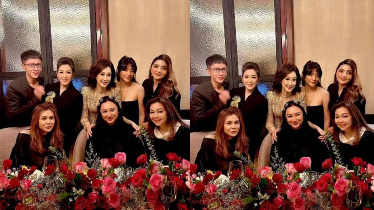 Tata Cahyani bersama beberapa temannya termasuk Ashanty