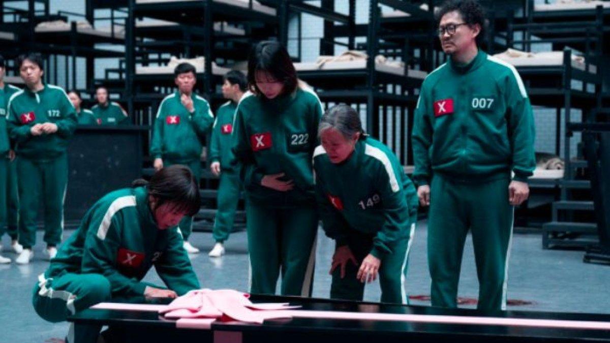 SQUID GAME 3 - Foto tangkapan layar teaser drama Korea Squid Game 3 dari Instagram @netflixkr yang diambil pada Sabtu (1/2/2025). Tampak Yong Sik (Yang Dong Geun) dan ibunya Geum Ja (Kang Ae Shim) serta peserta lain sedang berkumpul mengelilingi sebuah peti mati.