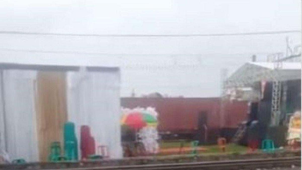 Tenda hajatan berdiri dia antara rel kereta di kawasan Tanjung Priok, Jakarta Utara.