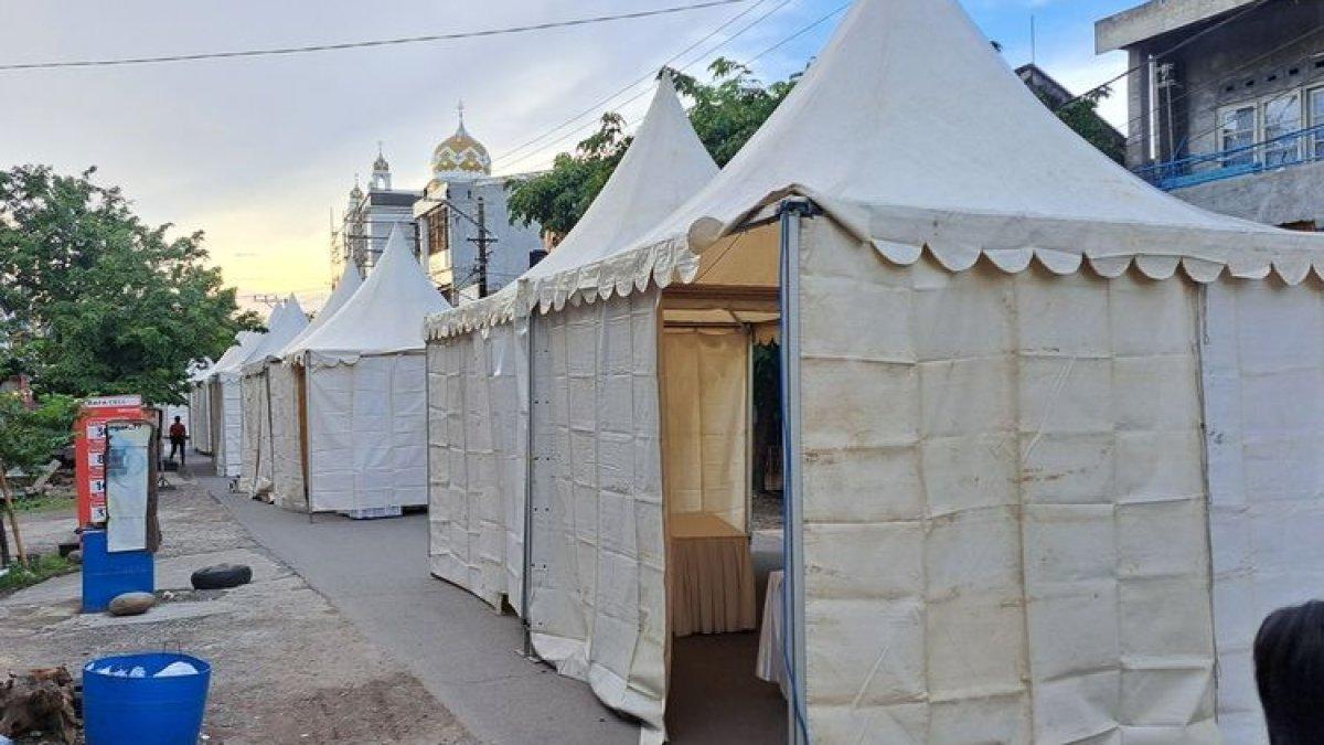 Tenda-tenda TPS dibangun berjejer di tengah Jalan di Kelurahan Malimongan Tua, Kecamatan Wajo, Makassar, Sulsel, Selasa (13/2/2024)
